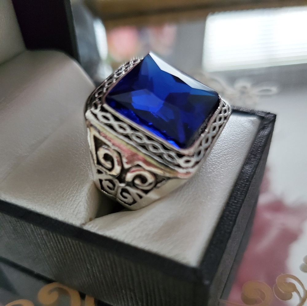 Gorgeous blue sapphire glass stone ring - Picture 4 of 5